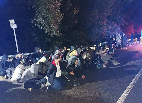 Sedmdesát migrant� na�li policisté na silnici u Lan�hota v nákladním...