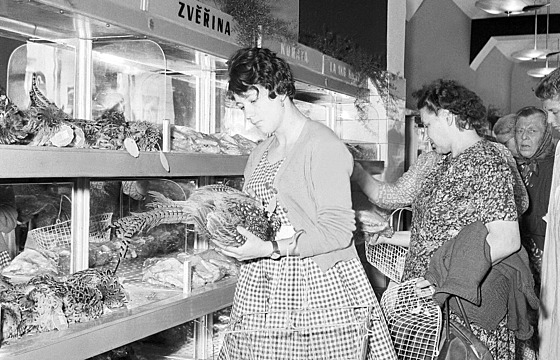 Na Tylov námstí v Praze byla v roce 1960 otevena moderní prodejna drbee,...