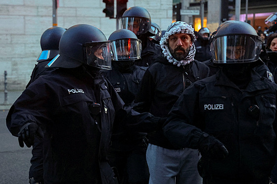 Policie se stetává s propalestinskými demonstranty v Berlín. (18. íjna 2023)