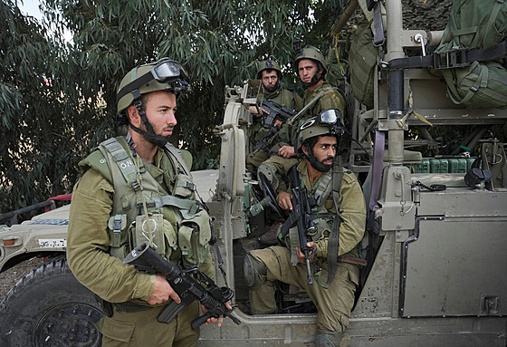 Izraeltí vojáci steí oblast u kibucu Kfar Aza. (10. íjna 2023)