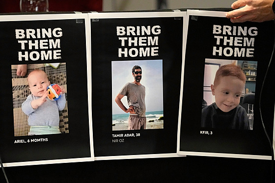 Plakáty s fotografiemi poheovaných osob jsou vyveny v hotelu v Londýn....