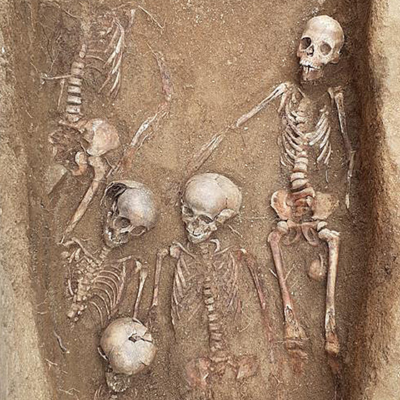 Archeologové odkryli na Martinském námstí v Tebíi i hromadný dtský hrob z...