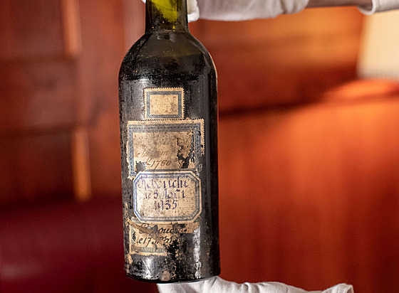 V této lahvi je rum od roku 1935. Jeho stáí vak má sahat a do roku 1760.