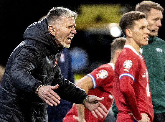 eský trenér Jaroslav ilhavý bhem utkání proti Faerským ostrovm