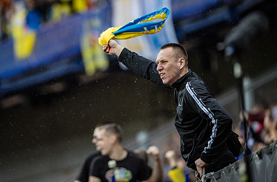 Ukrajinský fanou�ek b�hem utkání proti Severní Makedonii v Praze na Letné.