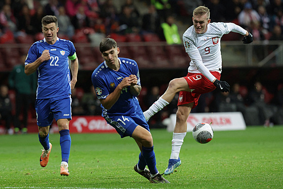 Polský útoník Karol Swiderski stílí na bránu v utkání proti Moldavsku.