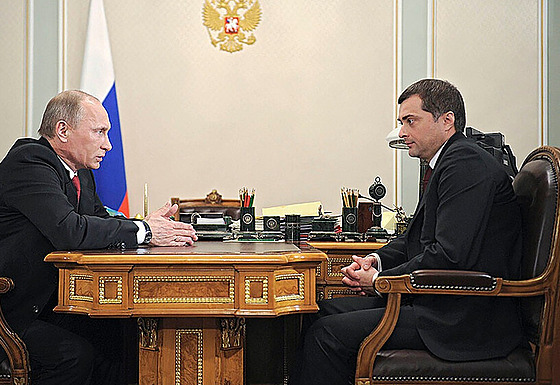 Ruský prezident Vladimir Putin se svým poradcem Vladislavem Surkovem.