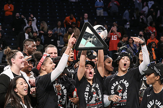 Basketbalistky Las Vegas Aces se radují z triumfu ve finále WNBA.
