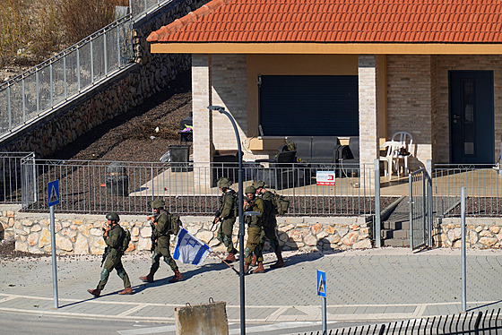Izraeltí vojáci procházejí obcí Metula u hranic s Libanonem. (13. íjna 2023)