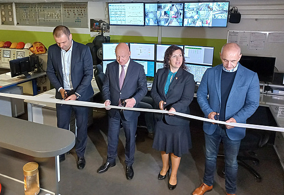 Symbolického st�íhání pásky se ve velín� teplárny zú�astnili zleva �éf...