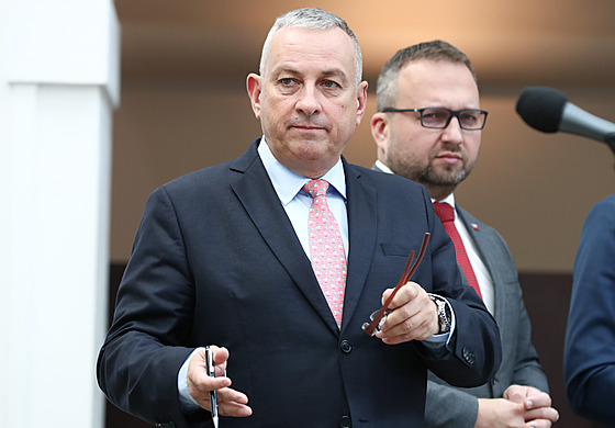 Ministr pr�myslu a obchodu Jozef Síkela a ministr práce a sociálních v�cí...