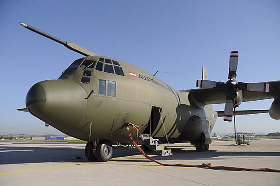 Letoun Hercules C-130 rakouské armády pi tankování na letiti v Linci