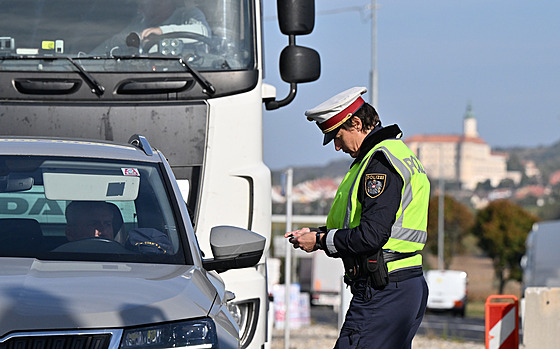 Provoz na esko-rakouské hranici u Mikulova na Beclavsku brzdí...