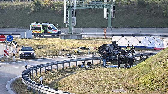 Záchranái a policie zasahují na míst nehody na dálnici v Bavorsku na jihu...