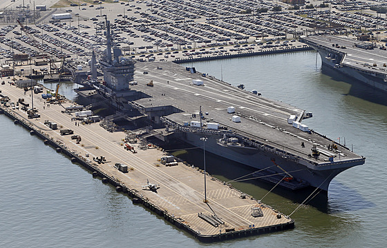 Americká letadlová loď USS Dwight D. Eisenhower. (27. dubna 2016)