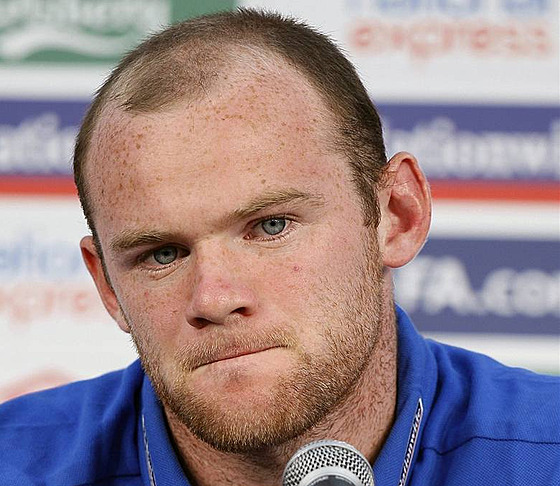 Anglický útoník Wayne Rooney odpovídá na tiskové konferenci.