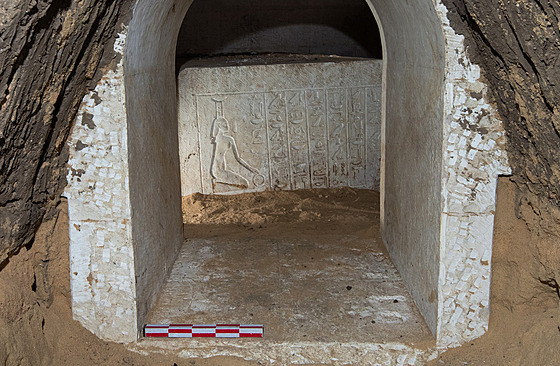 Pohled z podzemní spojovací chodby do poh�ební komory královského písa�e...