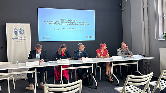 Na tiskové konferenci o zpráv� vysokého komisa�e OSN promluvili vedoucí...