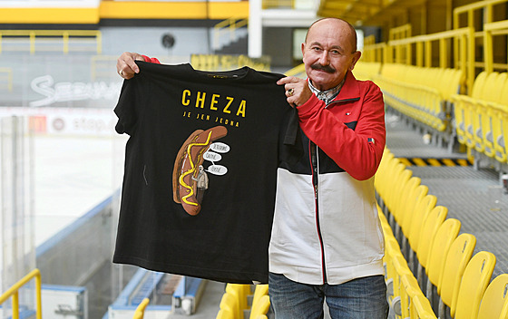 Jan Macháek, který proslavil hokejový Litvínov tím, e prodával maxi klobásy,...