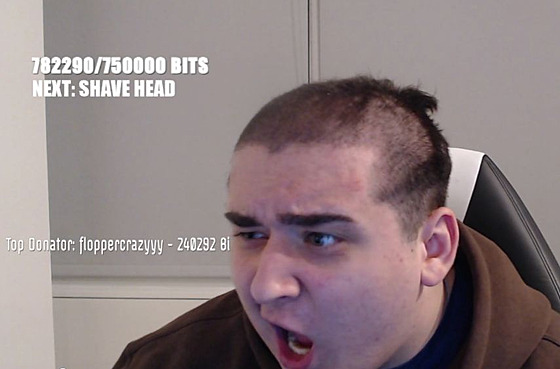 Streamer Lacy si oholil p�ed kamerou hlavu