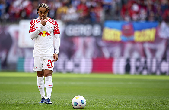 K�ídelník Lipska Xavi Simons se chystá rozehrát p�ímý kop v utkání proti...