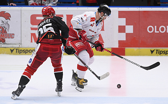 Alex Tomá�i (vlevo) z Hradce Králové a Rok Macuh z Olomouce