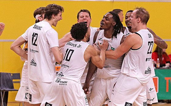 Basketbalisté Olomoucka oslavují výhru.