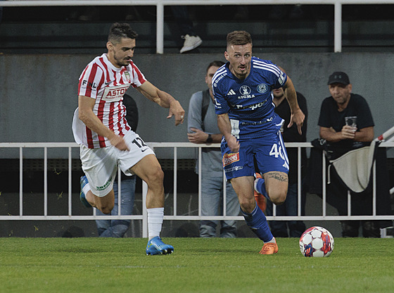 Jan Fortelný (v modrém) z Olomouce utíká ikovské obran.