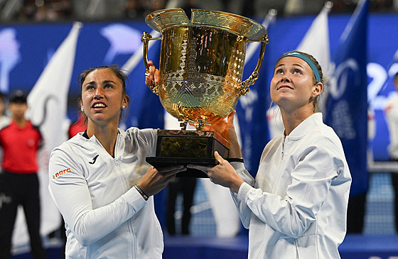 Sara Sorribesová (vlevo) a Marie Bouzková jako vítzky turnaje v Pekingu