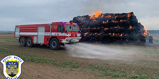 V Ho�íkovicích na Plze�sku sho�el stoh slámy. Zapálily ho z�ejm� dv� �kola�ky....