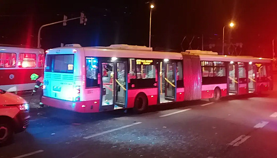 Nehoda tramvaje a autobusu v praské Hostivai (14. íjna 2023)