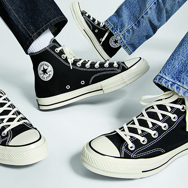 Sandálky jsou pasé. Nastal čas na nové botky s tkaničkami