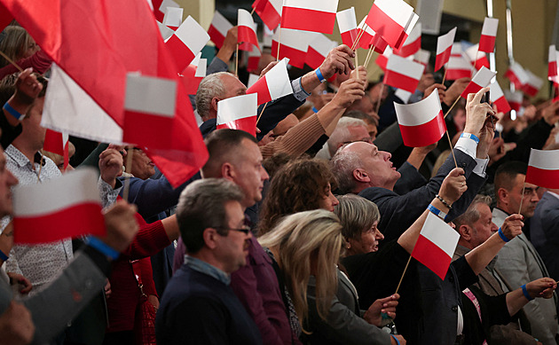 V Polsku začaly parlamentní volby a kritizované referendum