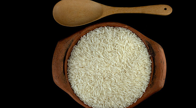 Proč se rýže po uvaření někdy slepí? Chyba vzniká mnohem dřív, než zapnete sporák