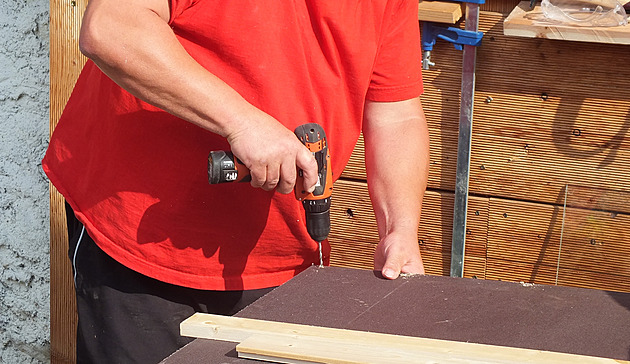 Podzimní úklid zahrady netradičně. Drť a větvičky využijte jako dekoraci