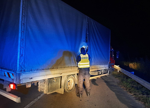 V náklaďáku našli policisté sedmdesát migrantů ze Sýrie, řidič utekl do lesa