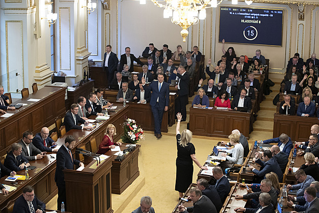 Politicky unesená volba. Debata o korespondenčním hlasování se promění v cirkus