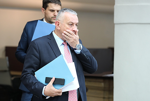 Síkela vyrazil Fialovou stopou. Když čísla nevypadají dobře, donutíme je úřad, aby je změnil