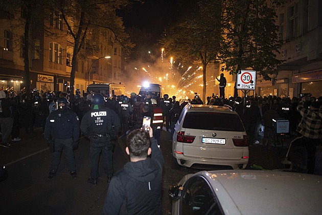 Propalestinský dav v Berlíně zapaloval auta, na synagogu přiletěly molotovy