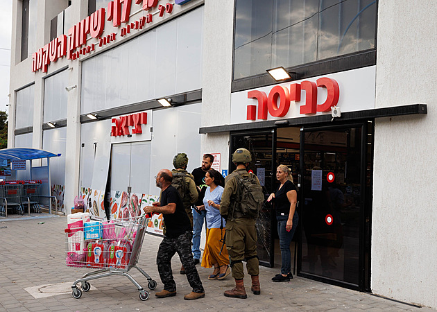 Vzali nám děti, nemáme jinou možnost. Obyčejní Izraelci se připravují na válku