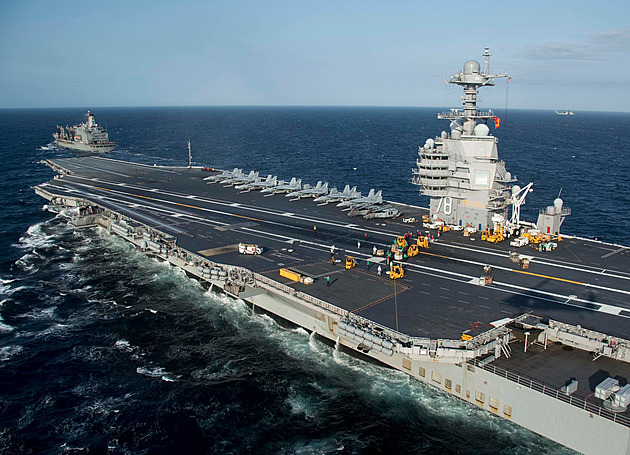 OBRAZEM: Americké odstrašení. Izraeli připlula na pomoc největší vojenská loď světa