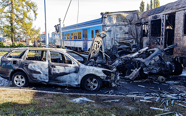 V Olomouci narazil vlak do kamionu. Shořelo i osobní auto, pět lidí je zraněno