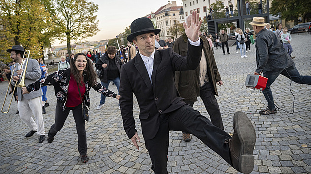 Pedseda umleckého spolku Ji.na.k Luká erný jde v ele prvního...