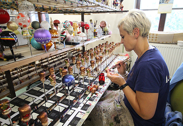 Ve sklárně Koulier začalo nejrušnější období roku, mistři tvoří vánoční ozdoby