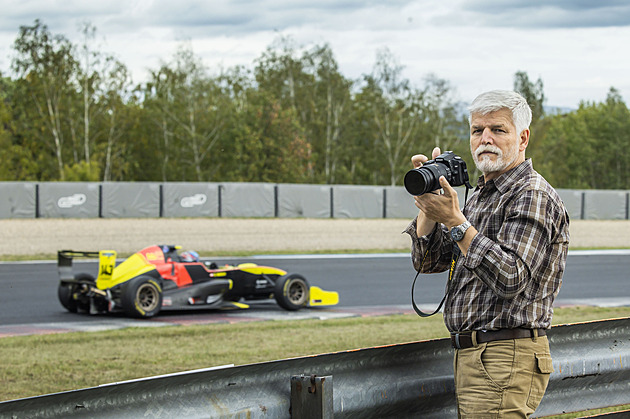 Autopoklad za stamiliony byl v Mostě. Vyzkoušet ho přijel prezident