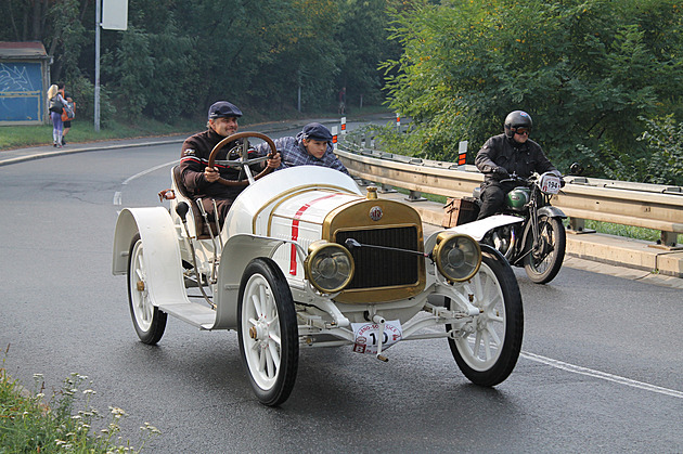 Slavná laurinka se řítí do vrchu v Brně. Na kopec jí to trvalo 115 let