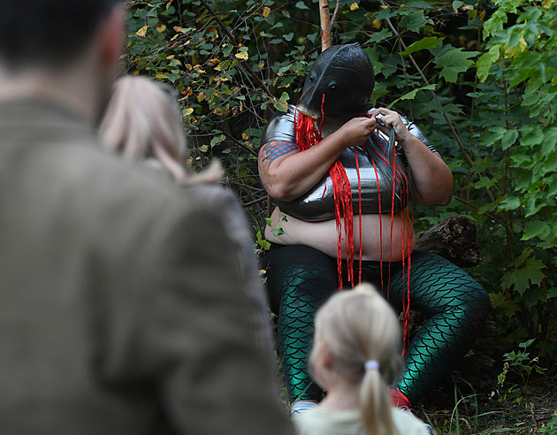 OBRAZEM: Výběhy v zoo obsadili akrobaté a herci, zahájili divadelní festival