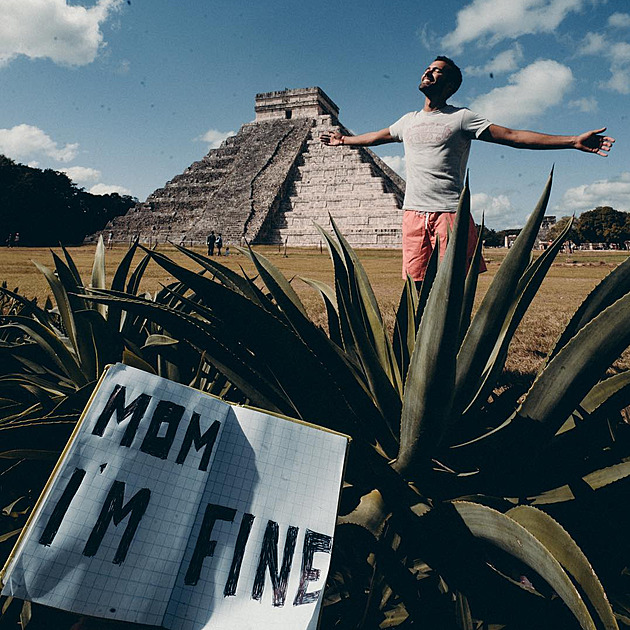 Belgičan cestuje po světě a velmi vtipně ujišťuje matku, že je v pořádku