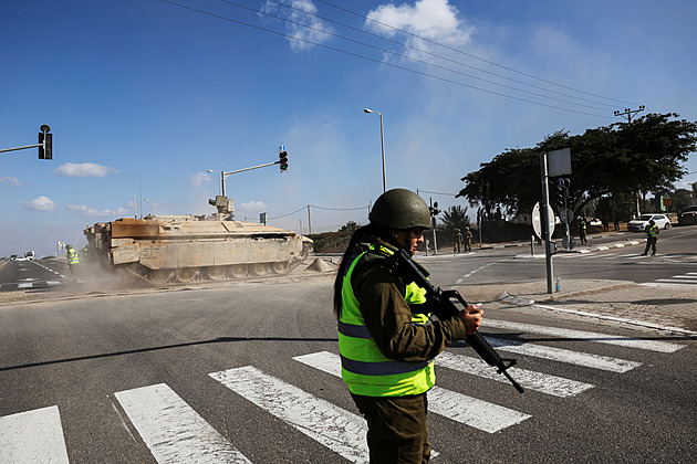 Izrael začal tanky čistit okraje Pásma Gazy, do výčtu mrtvých přibyl novinář