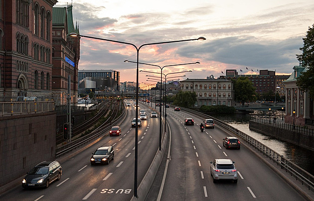 Zákaz benzinových a naftových aut v centru prosadili Zelení na stockholmské radnici